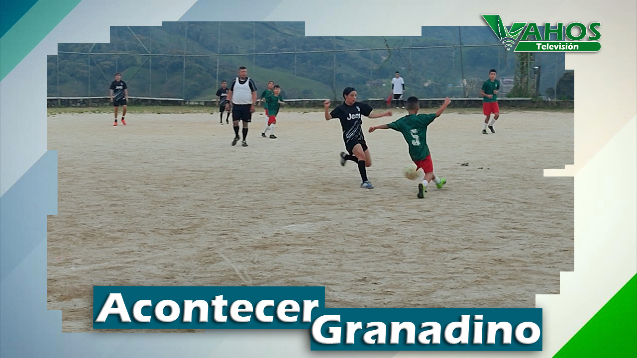 Niños jugando fútbol